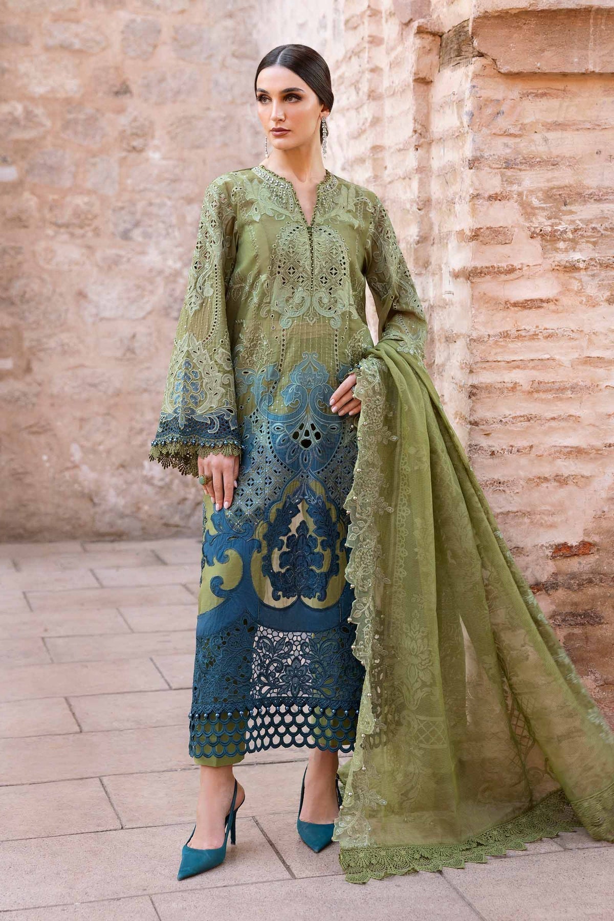 Maria B | Luxury Lawn 25 | D-2501-A Hoorain Designer Wear Maria B | Luxury Lawn 25 | D-2501-A Hoorain Designer Wear