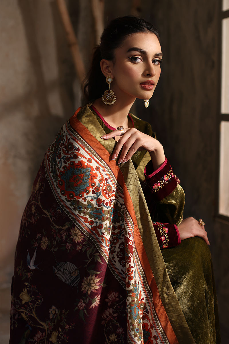 Unveiling Elegance in Men and Women's Traditional Pakistani Clothing in UK