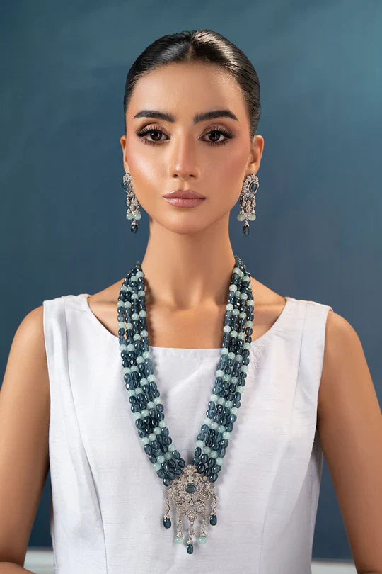 How to Wear Accessories for Formal Looks Without Overdoing It