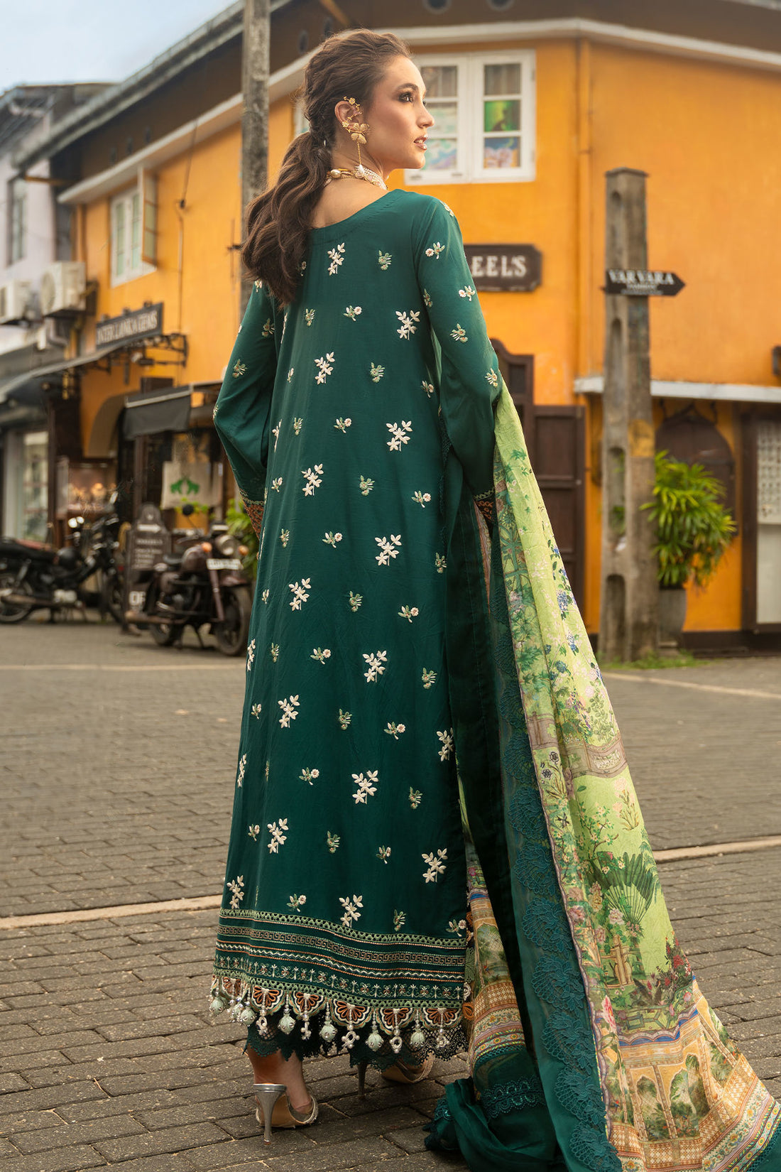 Annus Abrar | Neroli Luxury Lawn | Rela
