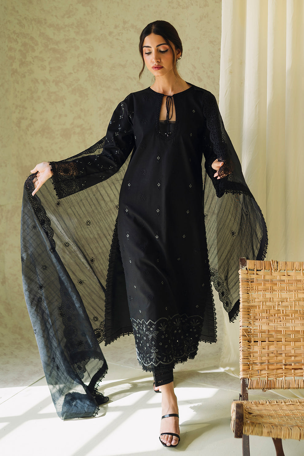 Neeshay | Monochrome Lawn | Midnight