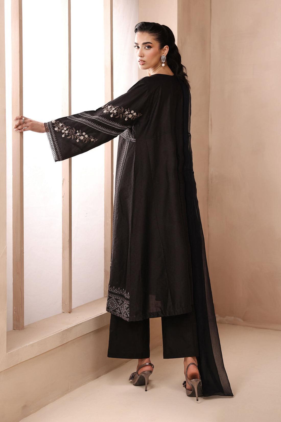 Maria B | Pre Fall Dresses | 3 Piece Embroidered Dobby Suit Black2
