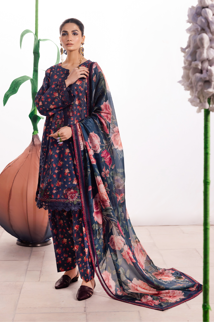 Iznik | Dahlia Embroidered Lawn | DL-07 - Pakistani Clothes for women, in United Kingdom and United States