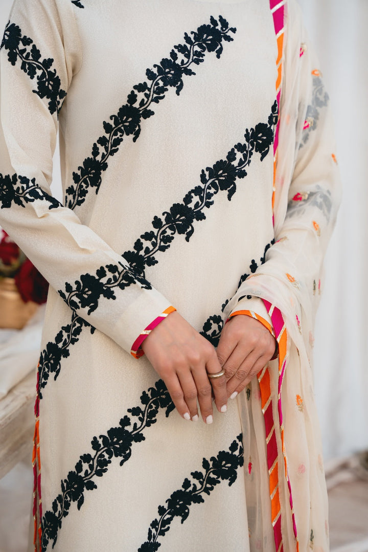 Vintage | Eid Edit 24 | Izna - Hoorain Designer Wear - Pakistani Ladies Branded Stitched Clothes in United Kingdom, United states, CA and Australia