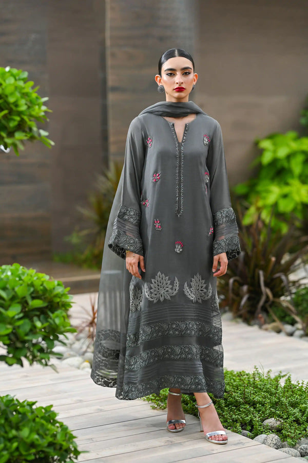 Hue Pret | Leilah Formals 23 | Zephyr - Hoorain Designer Wear - Pakistani Ladies Branded Stitched Clothes in United Kingdom, United states, CA and Australia